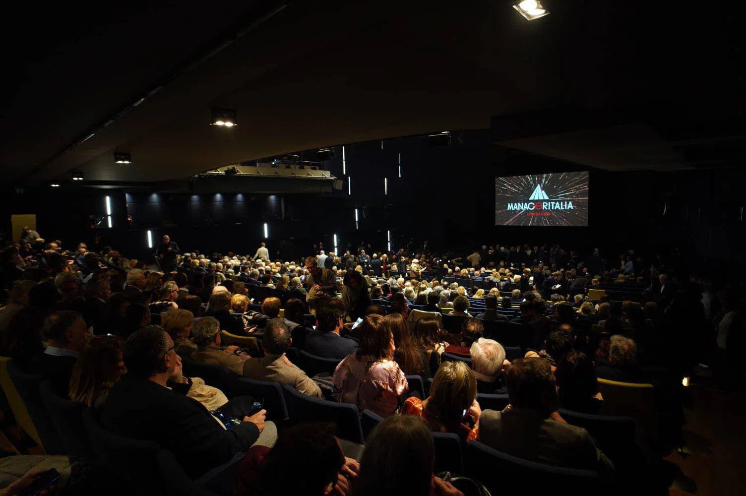 Solidarietà e spettacolo: 1.500 manager al teatro a sostegno delle associazioni di Milano
