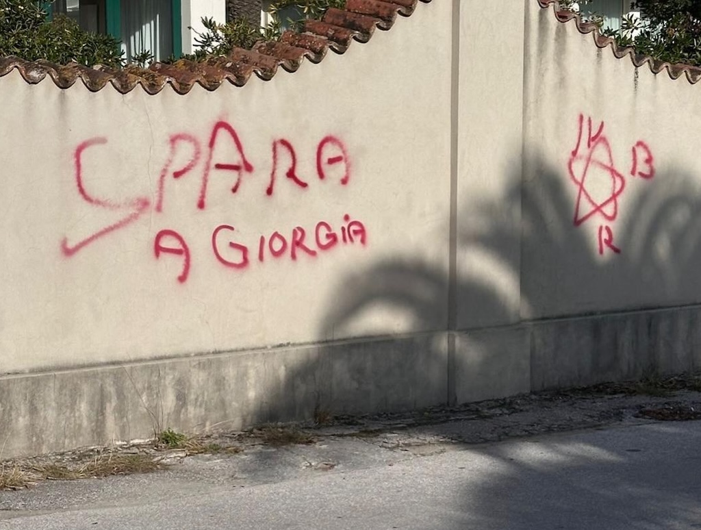 "Spara a Giorgia" e la firma delle BR: il messaggio su un muro in Versilia