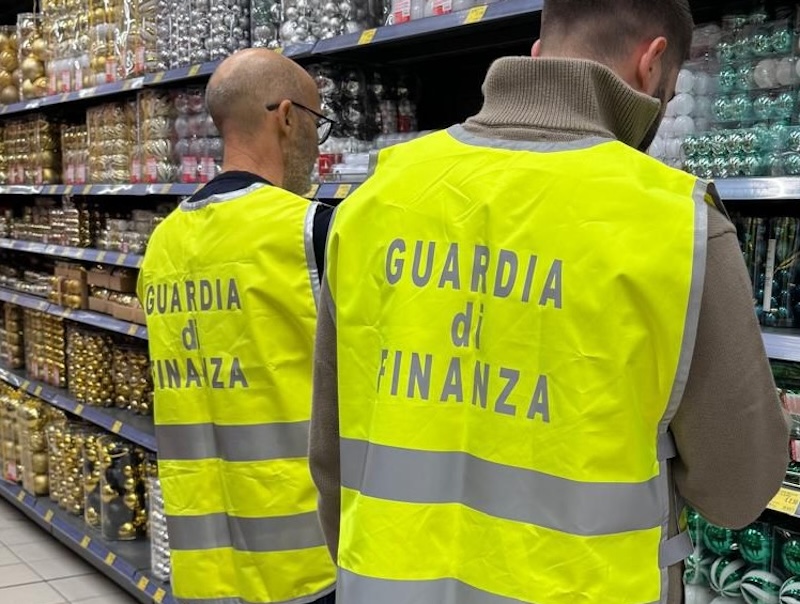 Tra Cuoio e Valdera, la Guardia di Finanza sequestra oltre 5.500 articoli natalizi non sicuri.