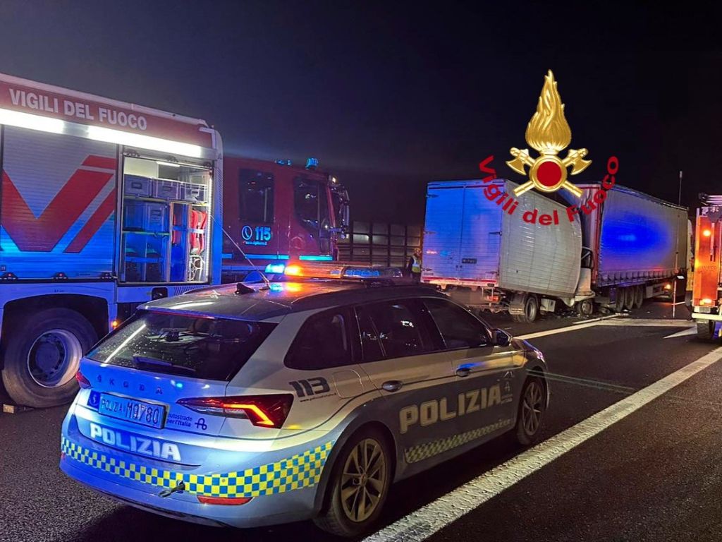 Tragico incidente sull’A1 a Calenzano: furgone collide con un camion, conducente deceduto