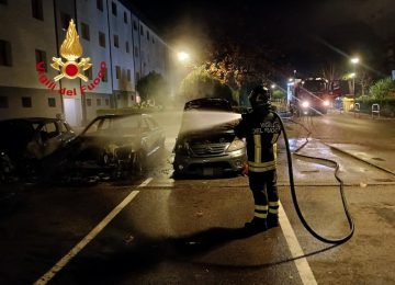 Tre auto in fiamme durante la notte a Sesto Fiorentino