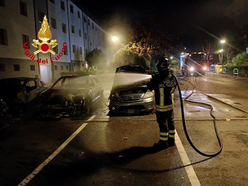Tre auto in fiamme durante la notte a Sesto Fiorentino