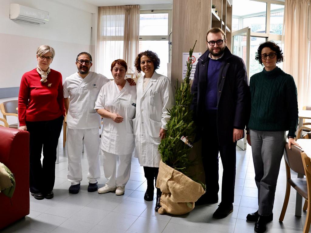 Un albero di Natale per l'Hospice San Martino: il regalo dell'Amministrazione Comunale di Empoli.