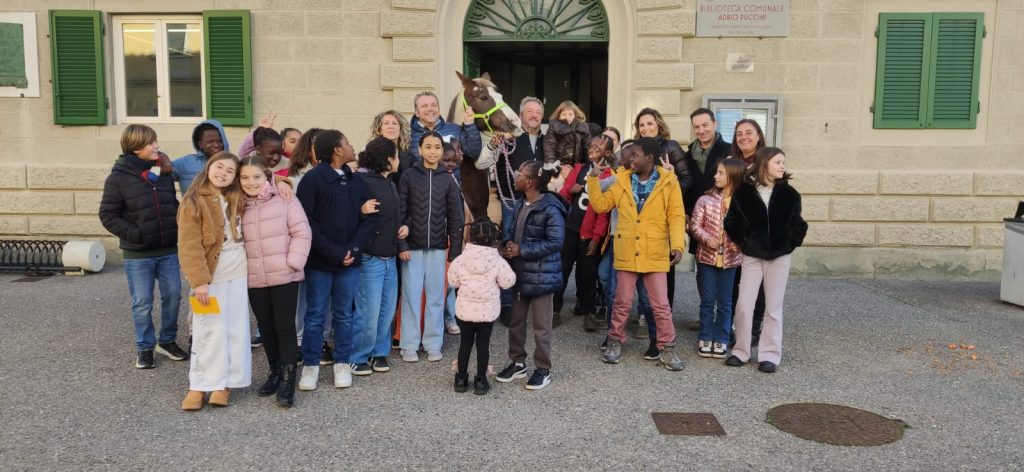 Un cavallo in biblioteca: così Santa Croce festeggia Pippi Calzelunghe