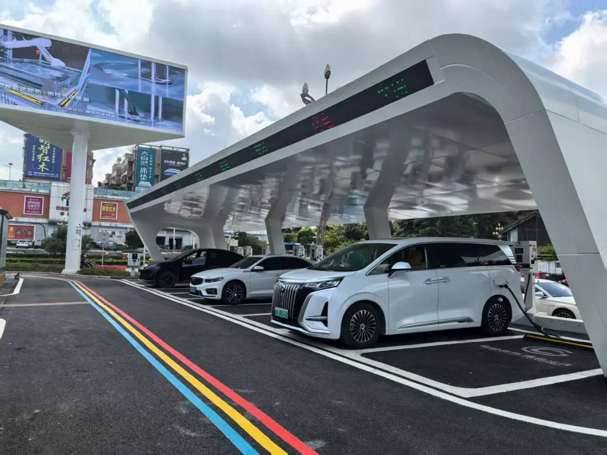 Veicoli Elettrici: In Cina oltre 19 milioni di Stazioni di Ricarica - Agenzia di Stampa Italpress