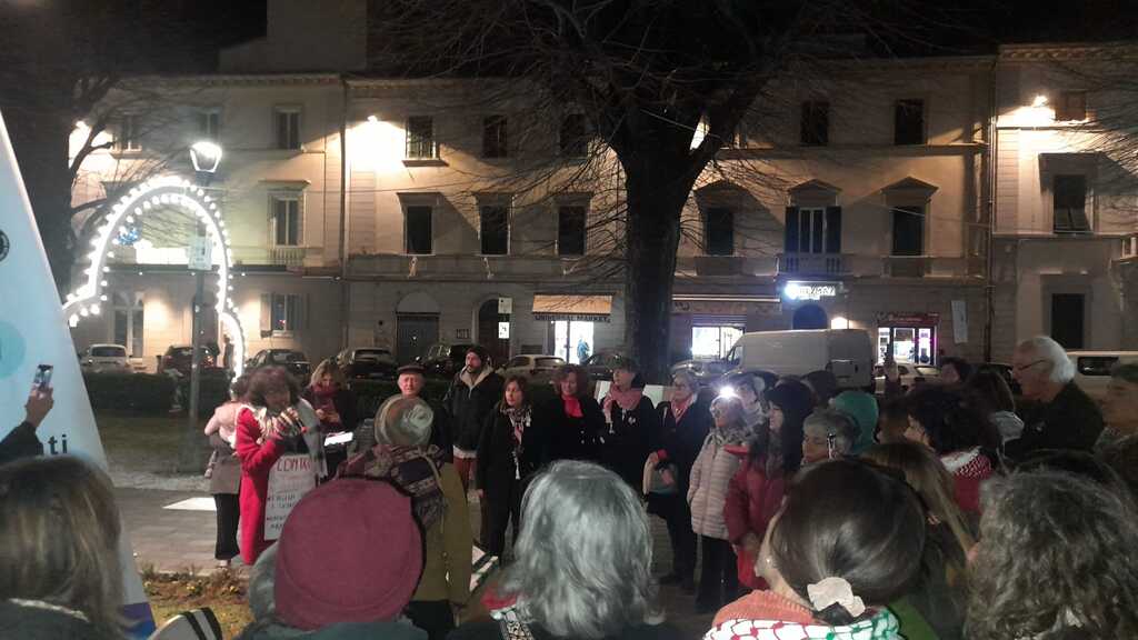 Flash mob di Empoli per la Pace: "No al Riarmo" con parole, cibo, canti e "Coincidenze Culturali"