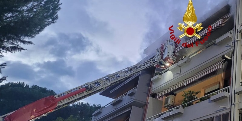 Incendio a Bagno a Ripoli: evacuate quattro persone da un appartamento.