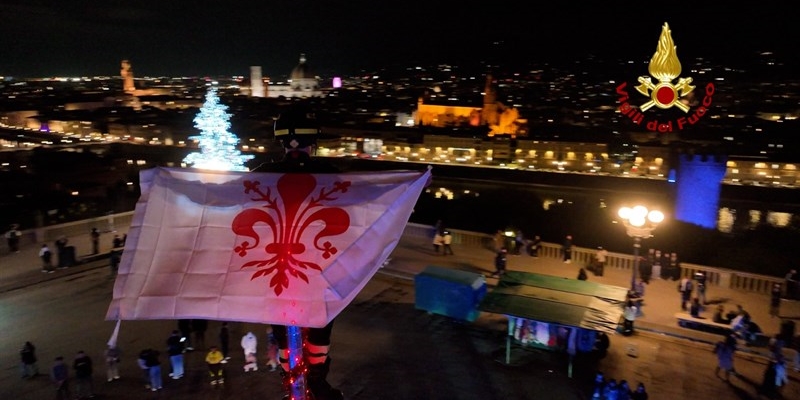 Natale 2025: Firenze celebra la sua identità insieme ai Vigili del Fuoco. Videoin italiano