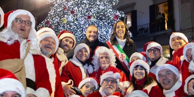 Le luminarie e gli alberi illuminano le piazze della città