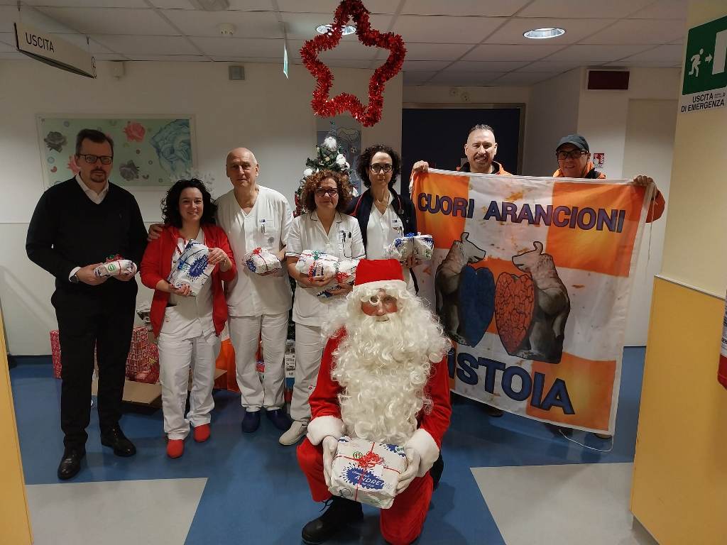 I Vigili del Fuoco e i Cuori Arancioni portano sorrisi e regali ai piccoli pazienti dell'Ospedale San Jacopo di Pediatria