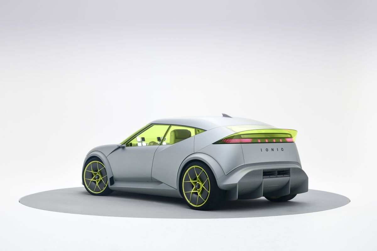 Hyundai IONIQ 3 fa il suo debutto tra le berline elettriche compatte.