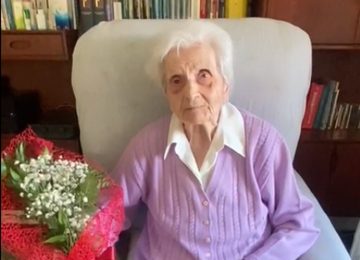 A Livorno, la nonna Wally Vincenti festeggia 105 anni ed è tra le donne più longeve della città.