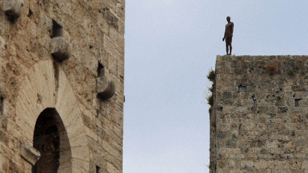 Antony Gormley a San Gimignano: tre cortometraggi in sua celebrazione