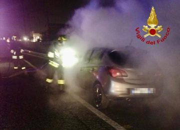 Auto in fiamme sulla Fi-Pi-Li allo svincolo di Santa Croce sull'Arno