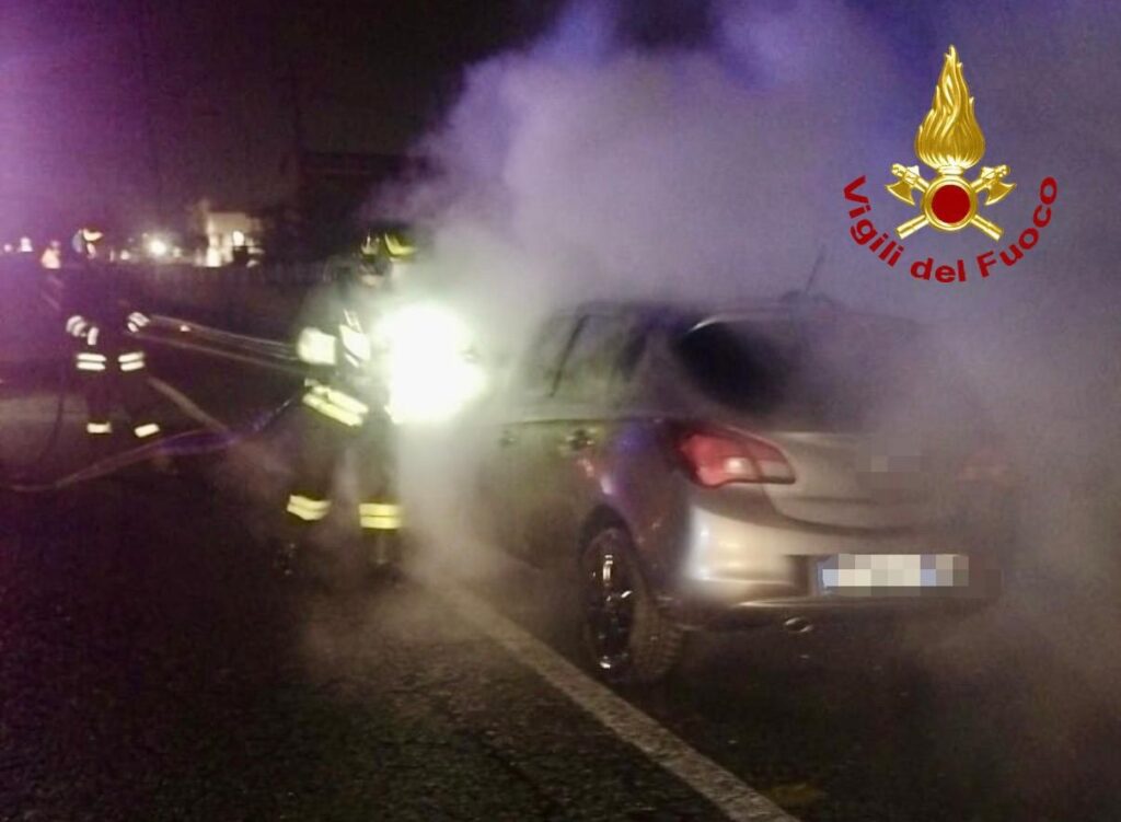 Auto in fiamme sulla Fi-Pi-Li allo svincolo di Santa Croce sull'Arno