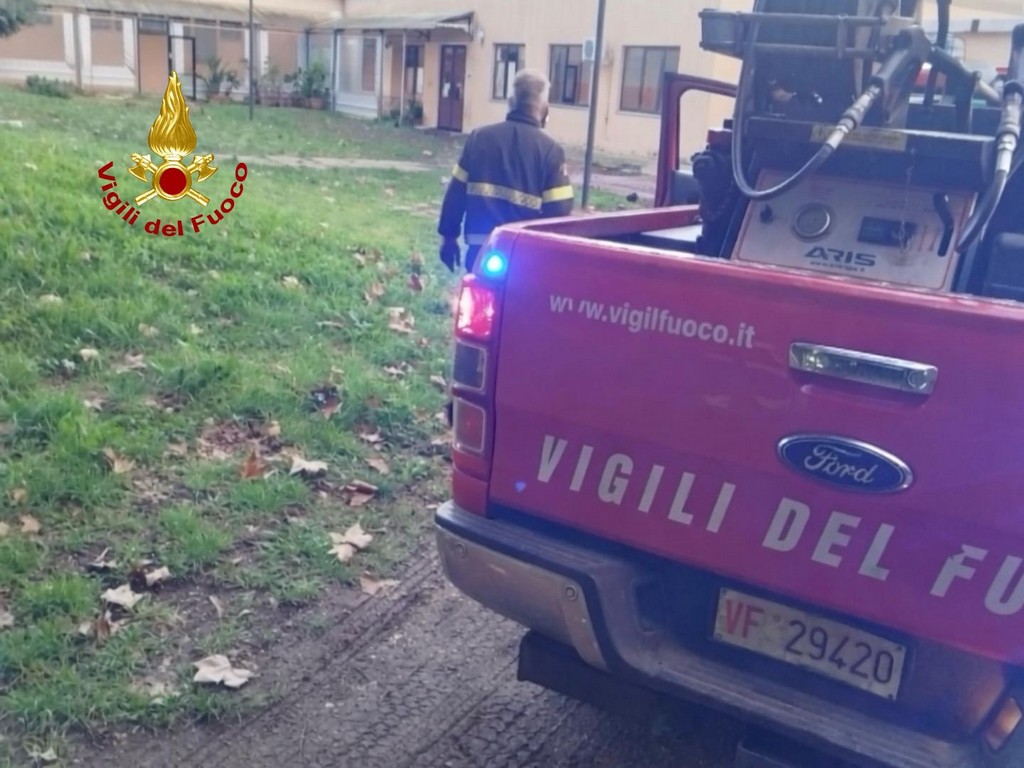 Bambina si sente male a scuola, ma l'ambulanza resta bloccata nel cortile.