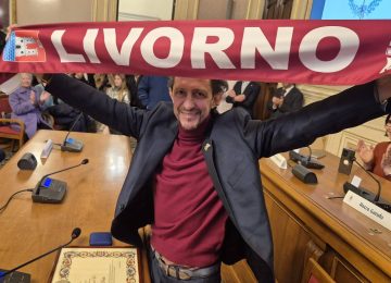 Calcio, applausi e bandiere amaranto per Igor Protti: al bomber il prezioso premio Livornina d'oro