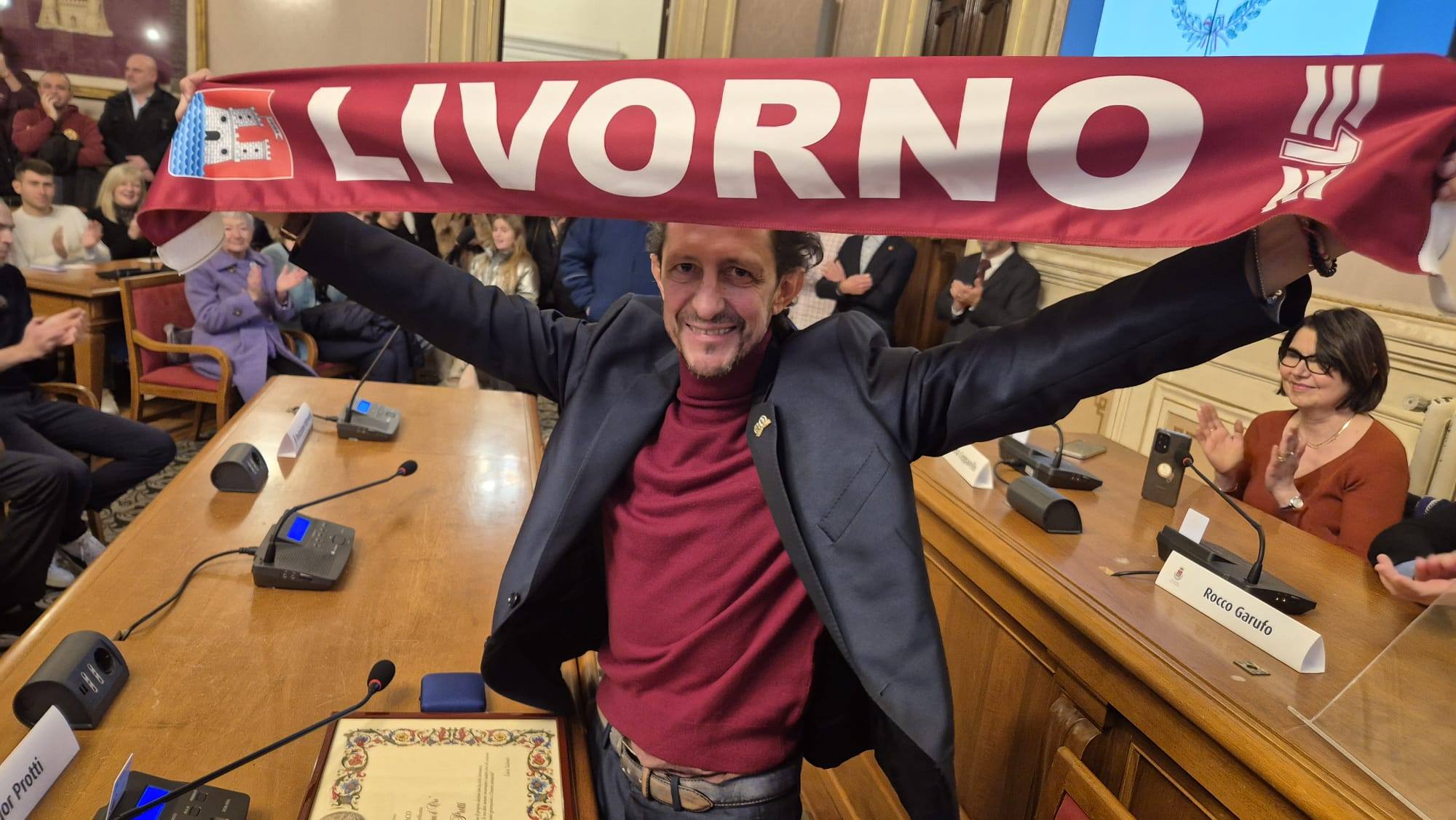 Calcio, applausi e bandiere amaranto per Igor Protti: al bomber il prezioso premio Livornina d'oro