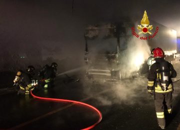 Camion in fiamme in galleria sull'A1 nel Fiorentino: tratto chiuso e 10 km di code.