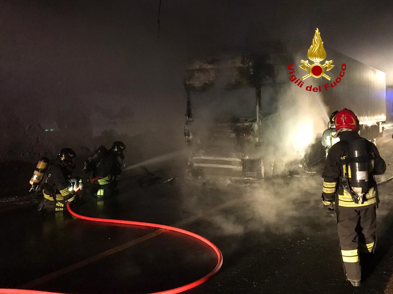 Camion in fiamme in galleria sull'A1 nel Fiorentino: tratto chiuso e 10 km di code.