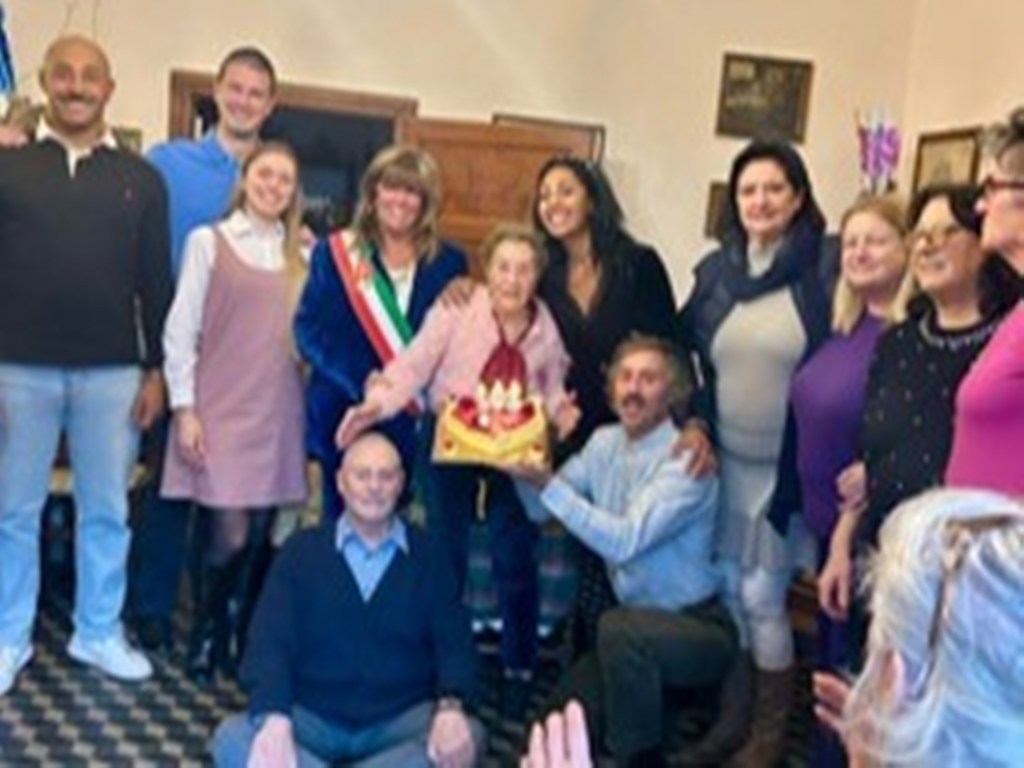 Cent'anni di vita per la signora Clara De Vicariis: un'esistenza consacrata alla cultura tra Napoli, Milano e Marina di Pisa.