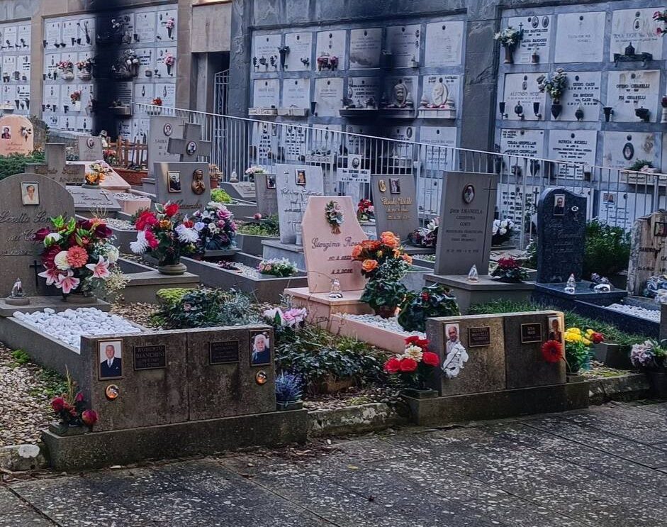 Cimitero di Fiesole colpito nella notte: croci incendiate e lapidi distrutte