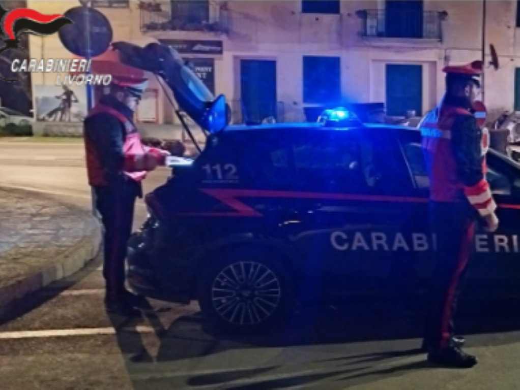 Controlli notturni all'Elba durante le festività: sei patenti ritirate e una denuncia per evasione dagli arresti domiciliari.