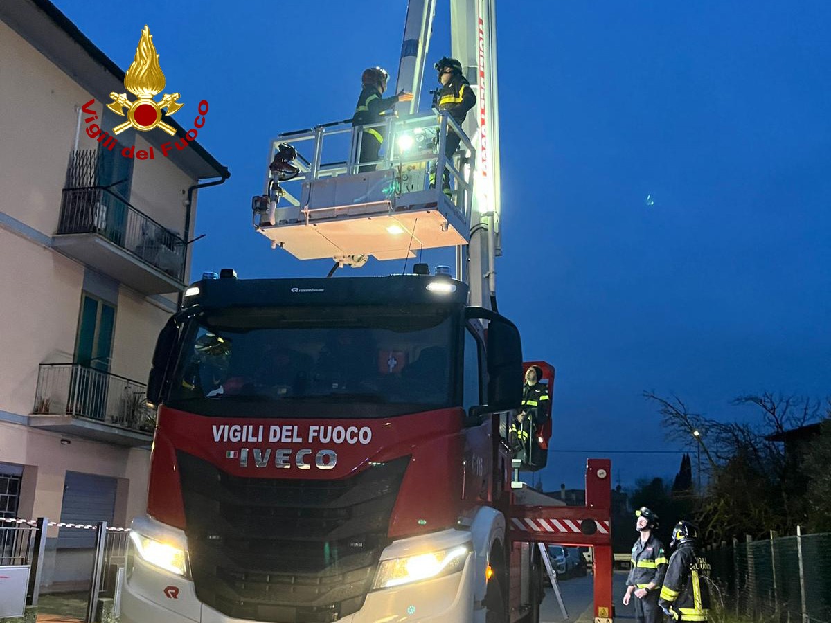 Crollo del tetto di un edificio a Castelfiorentino: evacuate cinque famiglie