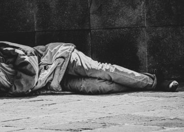 Decede un senza fissa dimora davanti alla Caritas di Firenze.