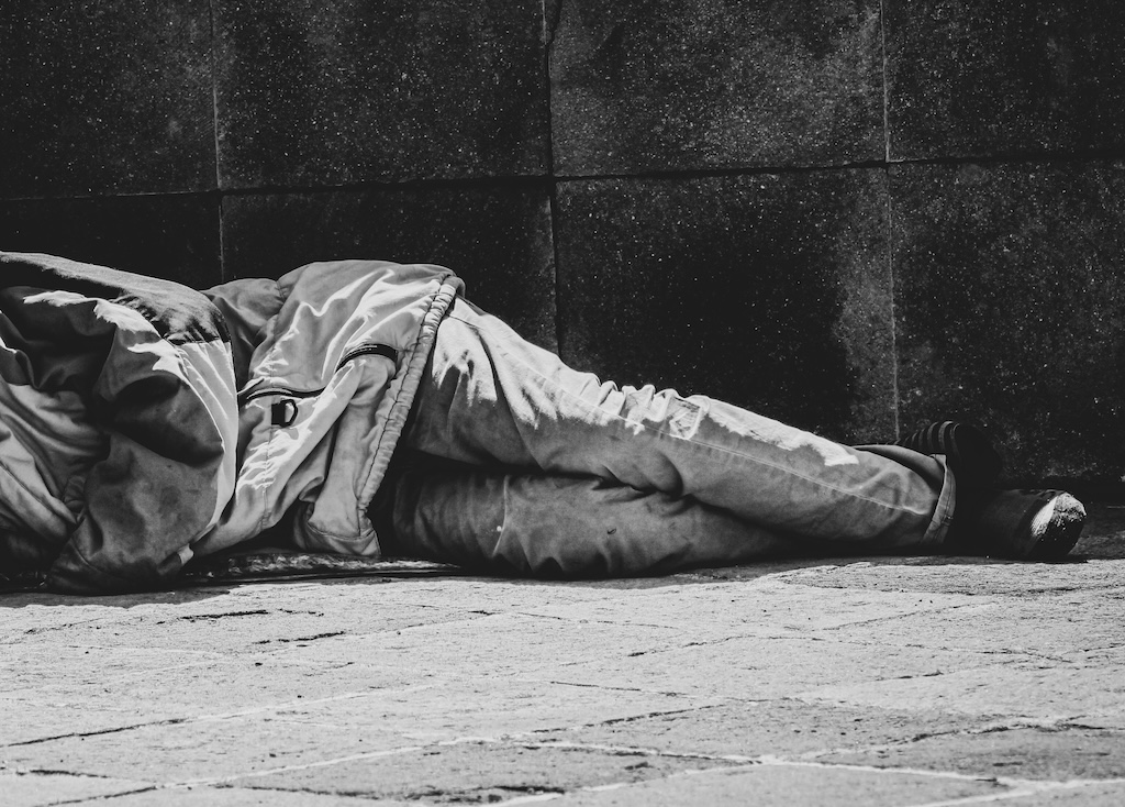 Decede un senza fissa dimora davanti alla Caritas di Firenze.