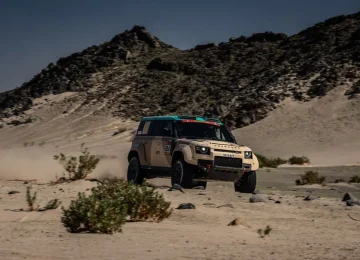 Defender si prepara per il suo debutto al Dakar Rally