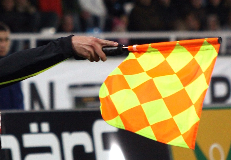 Dirigente espulso, infila la bandierina nei pantaloni dell'arbitro