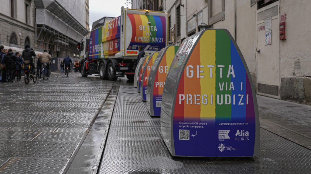 Diritti, rispetto e responsabilità collettiva: 'Scarta i pregiudizi' nei cestini di Firenze