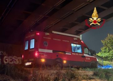 Donna nell'Arno a Firenze, intervengono i vigili del fuoco