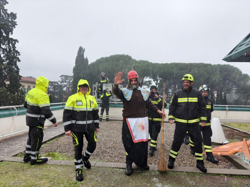 Epifania al Meyer: Visita dell'Arcivescovo e del Presidente Giani, seguita dalla Befana dei Vigili del Fuoco
