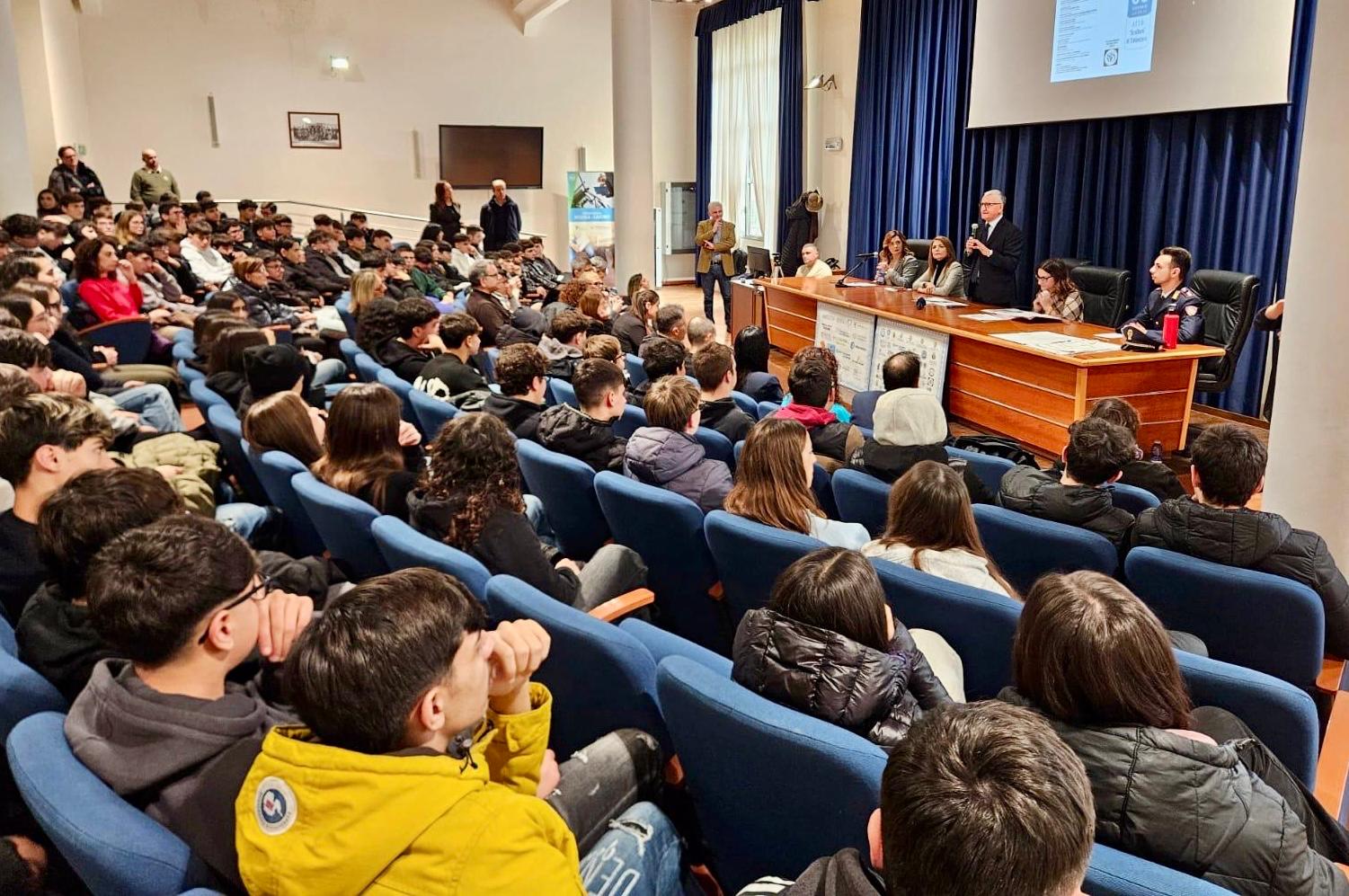 “Esplora la tua felicità: il progetto che coinvolge 10.000 studenti fa tappa a Catanzaro”