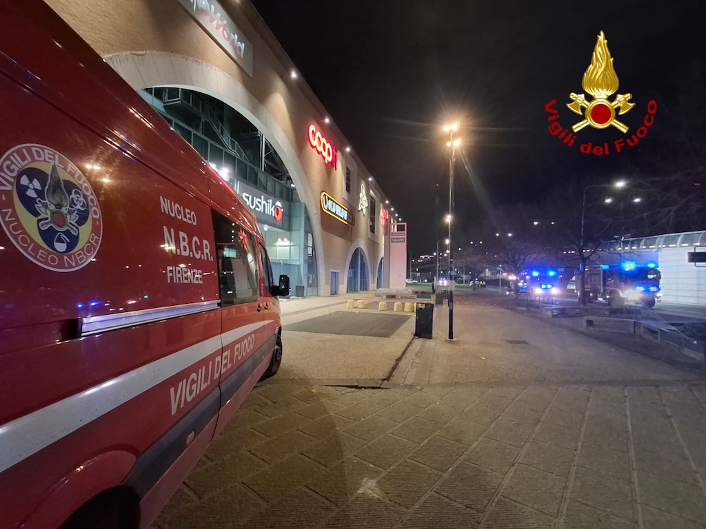 Fiamme sotto il viadotto San Donato, interrotta la tramvia T2