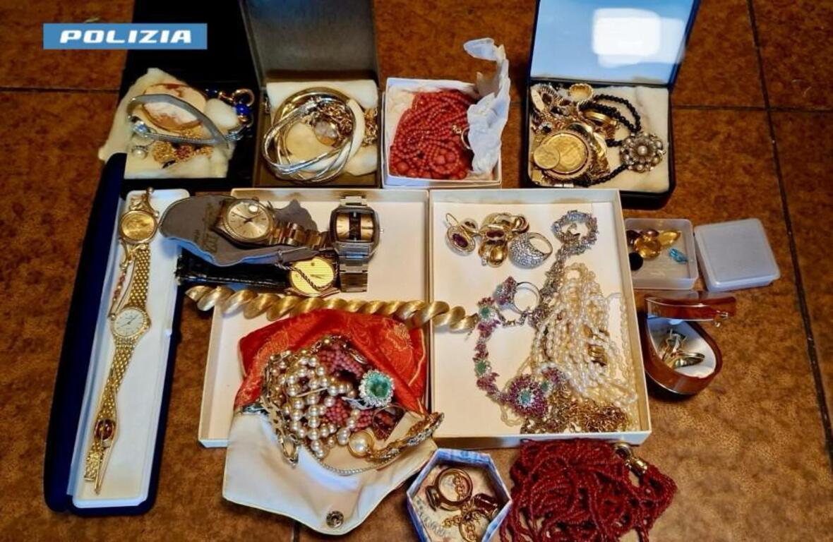 Fingeva di essere un carabiniere per truffare un anziano: arrestato un 19enne a Lucca