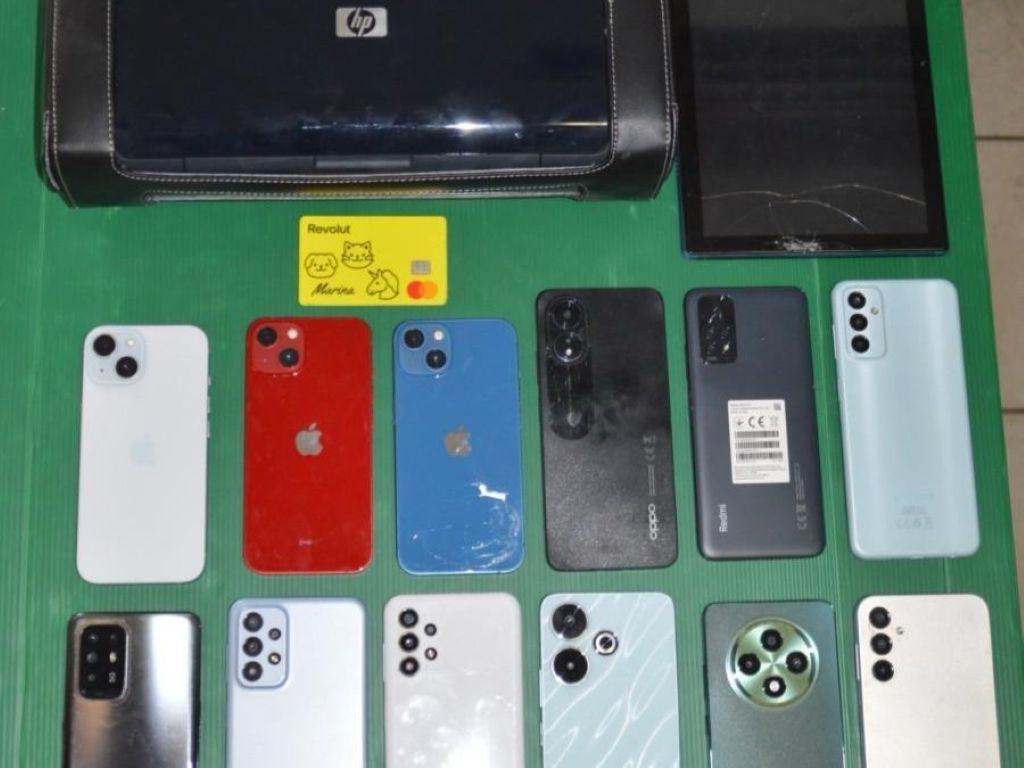 Furto al Liceo Carducci di Viareggio: Rubati 16 telefoni e un bancomat; una persona arrestata e una denunciata