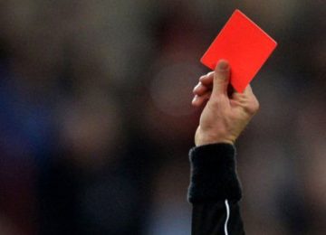 Giovane calciatore Under 18 afferra l'arbitro al collo: squalifica di 2 anni