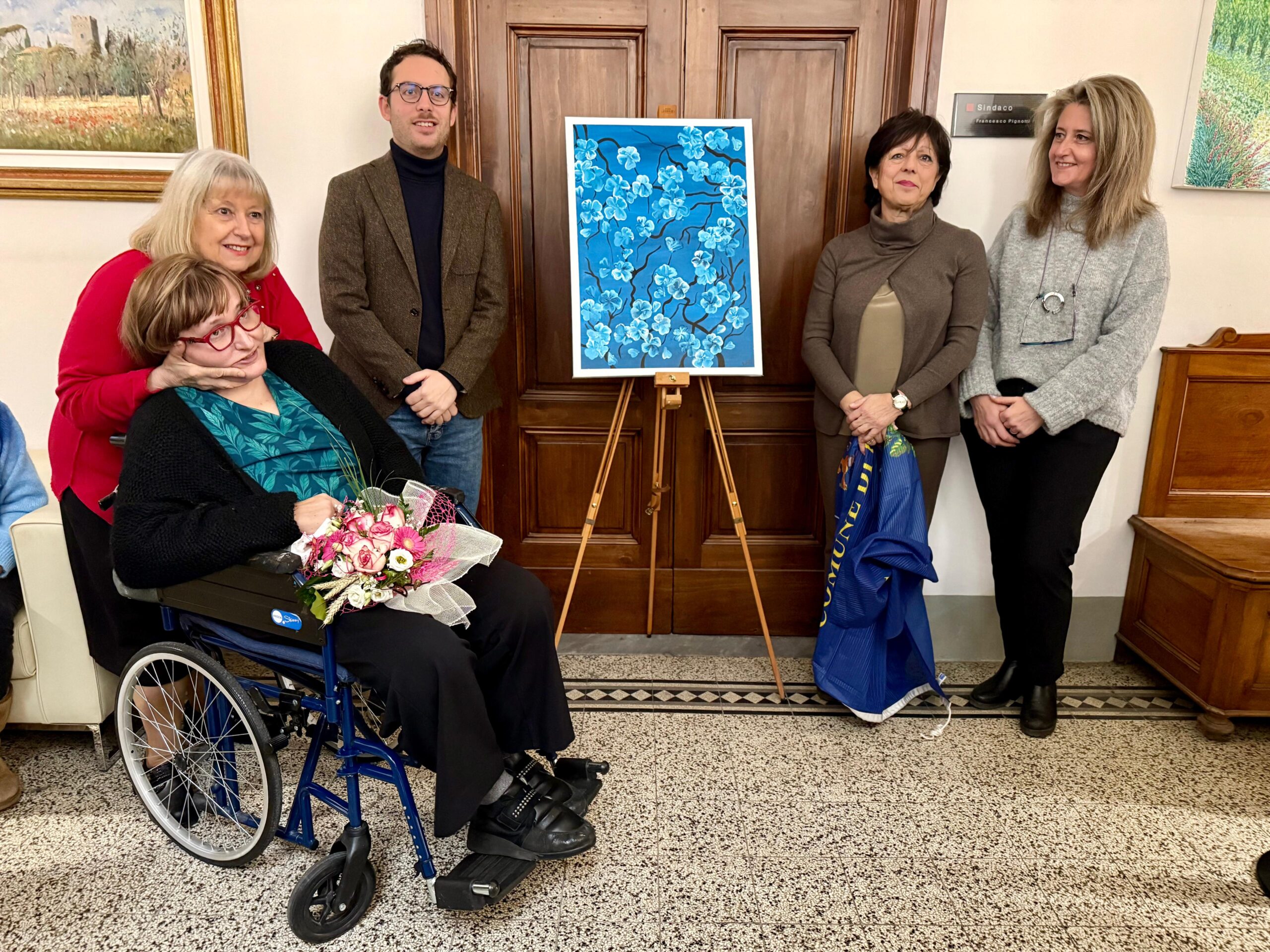 Il quadro “Fiori blu” di Ilaria Pancani inaugura la rassegna "Il sindaco accoglie l’arte"