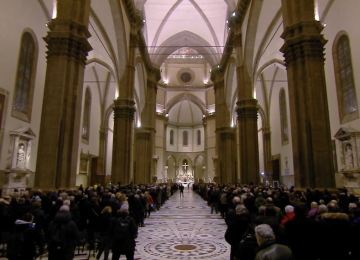 In Duomo a Firenze, la cerimonia per Rocco Commisso: la città rende omaggio al presidente della Fiorentina
