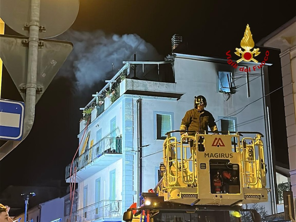 Incendio in un appartamento a Follonica: recuperata e soccorsa una persona all'interno