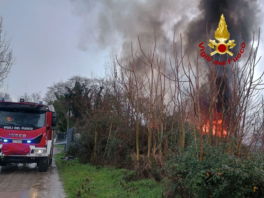 Incendio nell'ex campo nomadi all'Isolotto: fiamme tra baracche e rifiuti