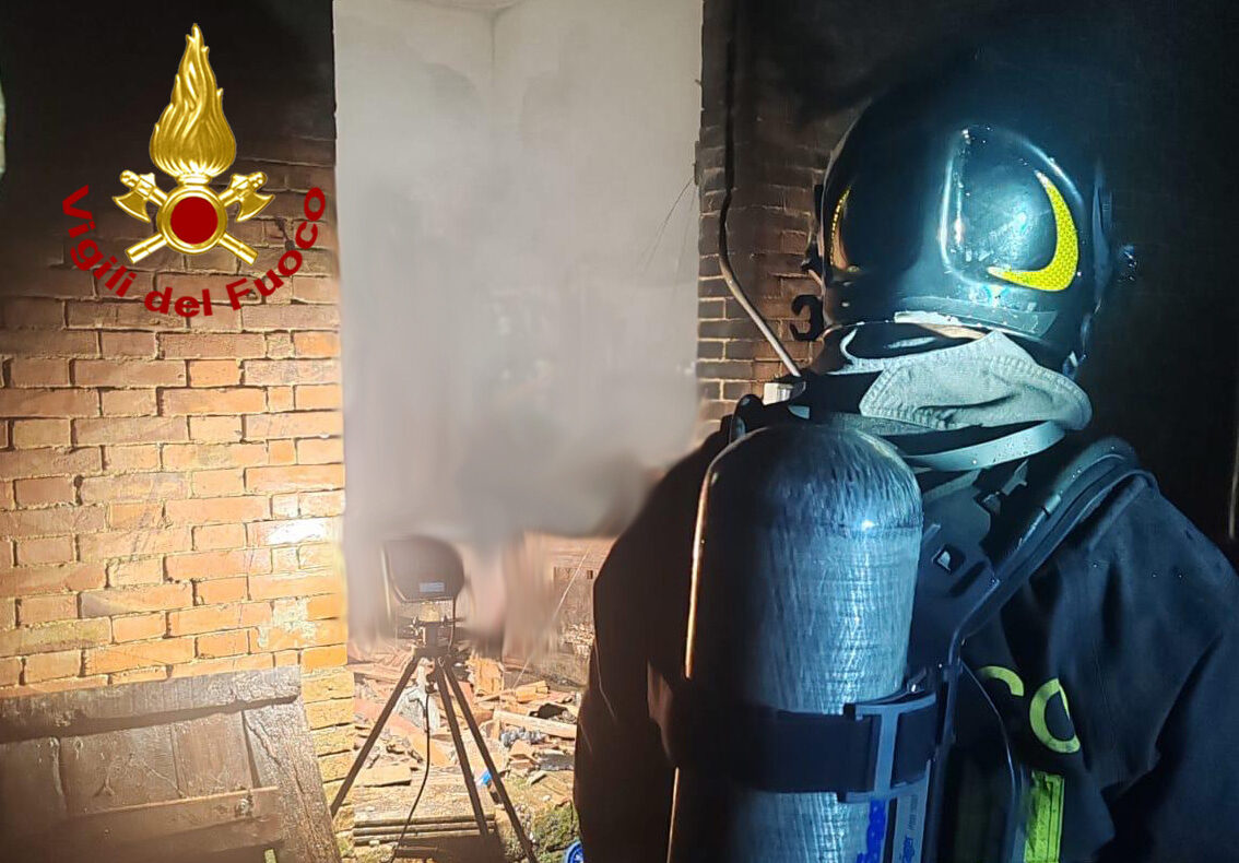 Incendio notturno ad Asciano: l'intervento tempestivo dei Vigili del Fuoco