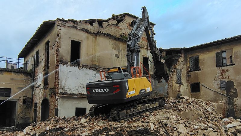 Inizio delle operazioni di demolizione della fattoria di Sovigliana