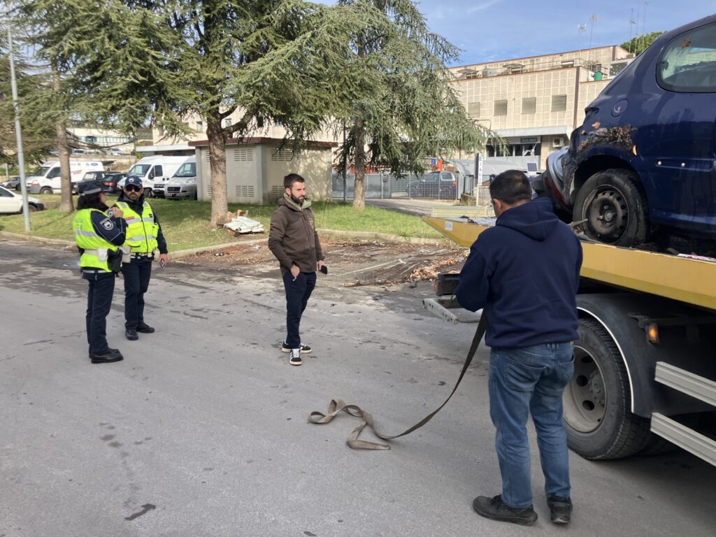 La polizia locale rimuove 22 veicoli abbandonati a Siena