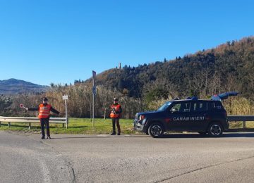 Lancia sedie, danneggia la segnaletica e aggredisce un carabiniere in Italia
