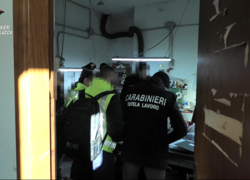 Lavoravano in spazi ristretti, senza contratto e in condizioni igieniche precarie: due arresti