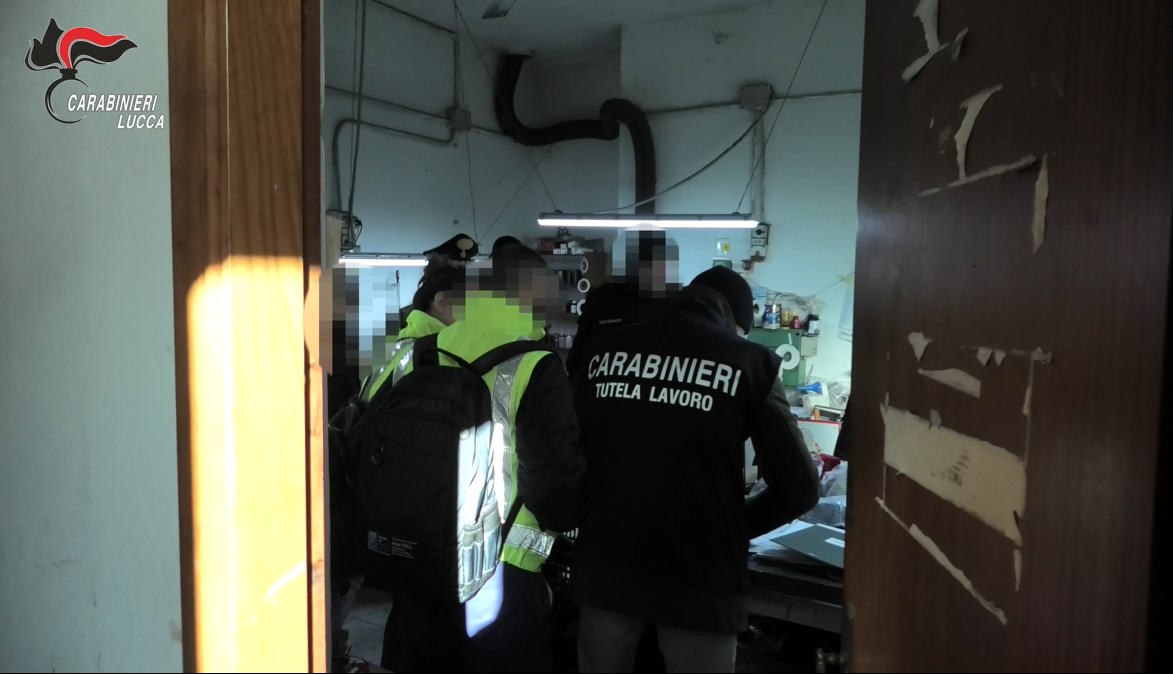 Lavoravano in spazi ristretti, senza contratto e in condizioni igieniche precarie: due arresti